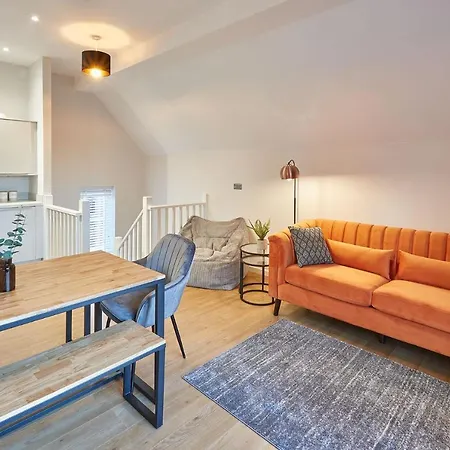 Host & - Curlew House